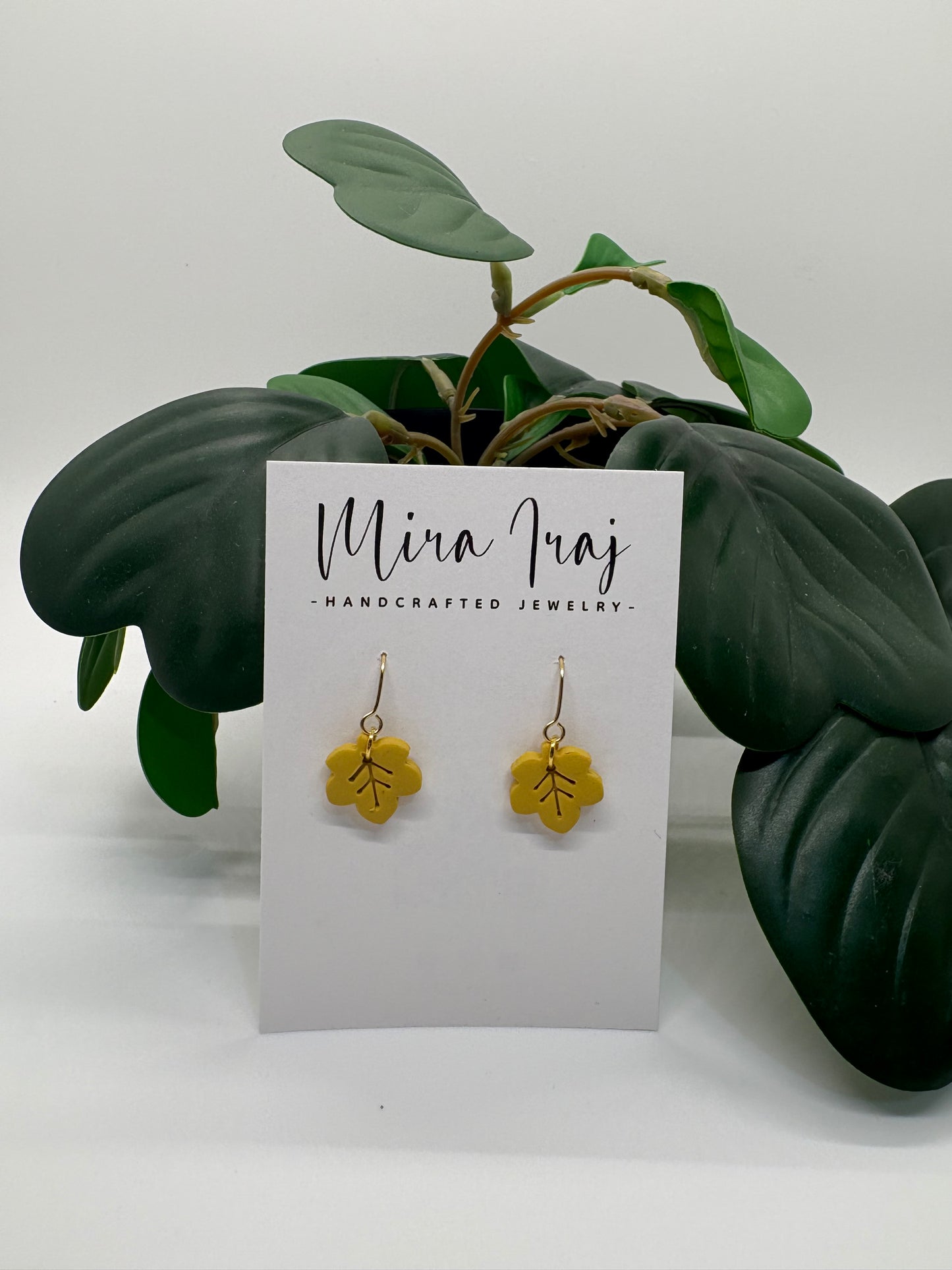 Fall leaf dangles 🍁